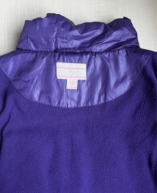 Chaleco morado con flor (violeta, gris y rojo)