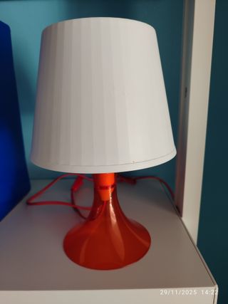 Lampada da tavolo arancione e bianca