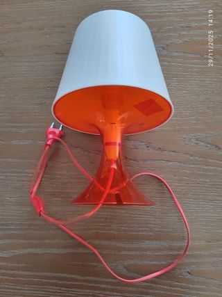 Lampada da tavolo arancione e bianca
