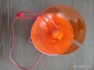 Lampada da tavolo arancione e bianca