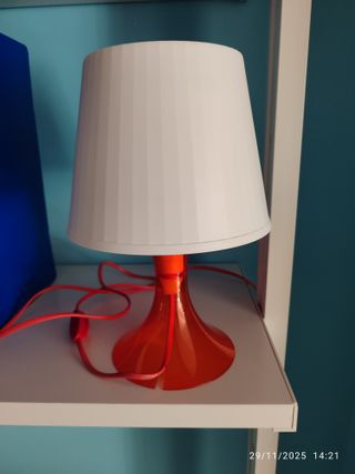 Lampada da tavolo arancione e bianca