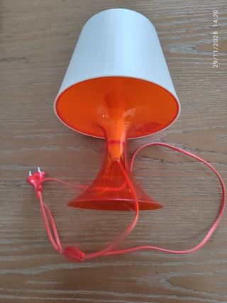 Lampada da tavolo arancione e bianca