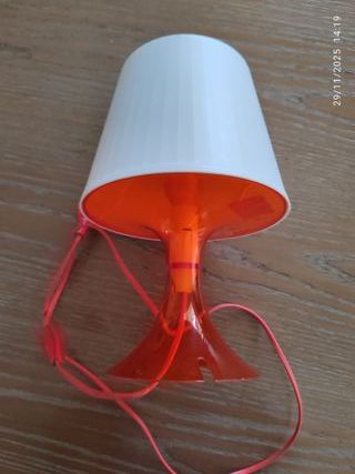 Lampada da tavolo arancione e bianca