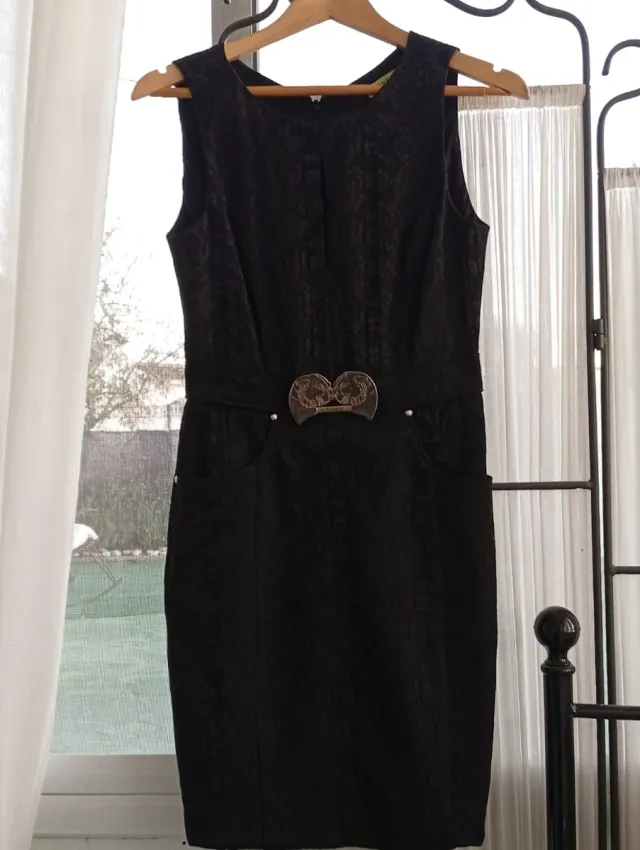 Vestido negro entallado con detalle logo
