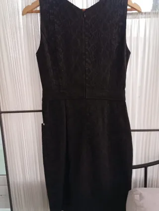 Vestido negro entallado con detalle logo