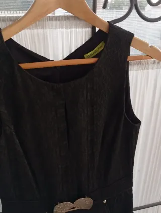 Vestido negro entallado con detalle logo