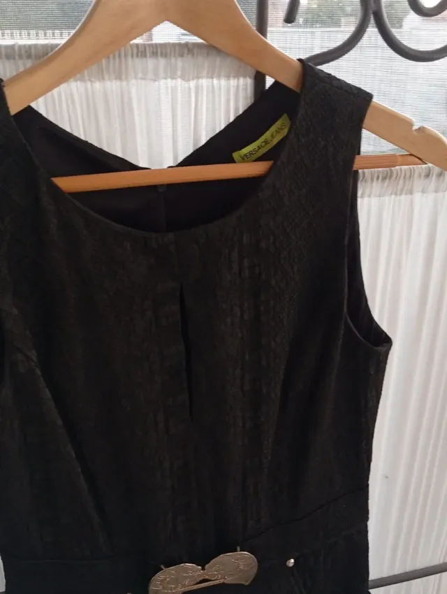 Vestido negro entallado con detalle logo
