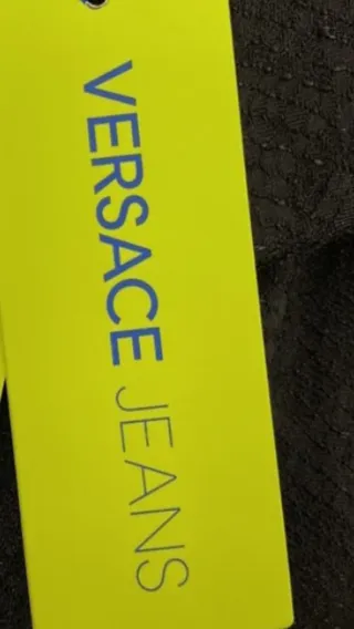 Vestido negro entallado con detalle logo