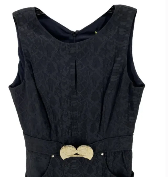 Vestido negro entallado con detalle logo