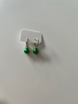 Pendientes verdes con detalles plateados, plata