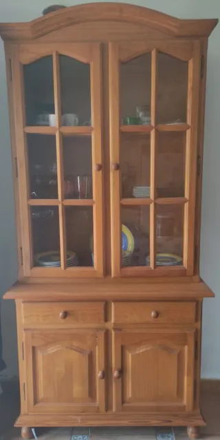 Aparador de madera con vitrina