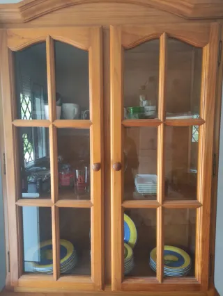 Aparador de madera con vitrina