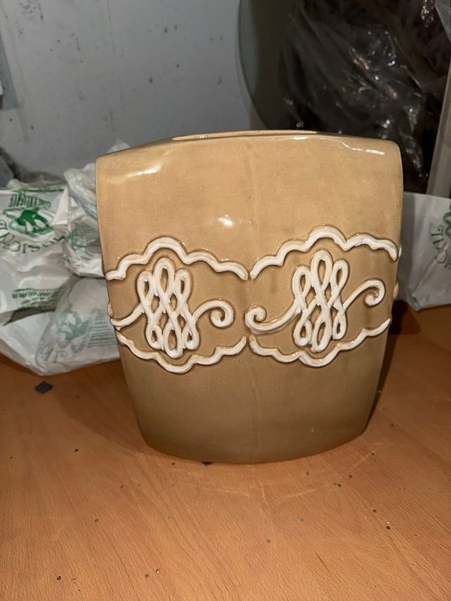 Jarrón de cerámica beige con diseño