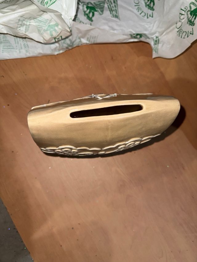 Jarrón de cerámica beige con diseño