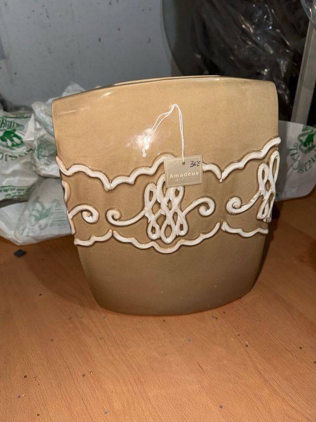 Jarrón de cerámica beige con diseño