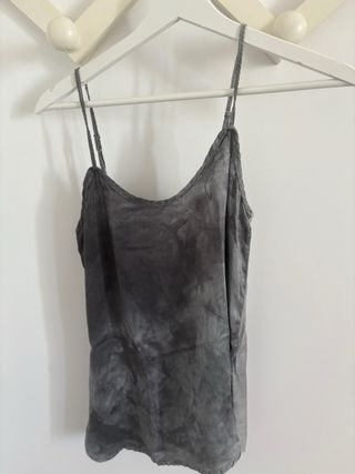 Top de tirantes gris teñido