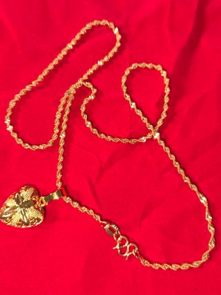 Collar fino corazón dorado