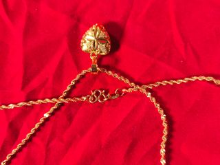 Collar fino corazón dorado