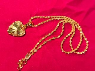 Collar fino corazón dorado