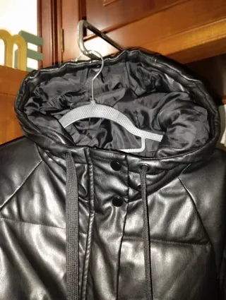 Cazadora acolchada efecto piel con capucha