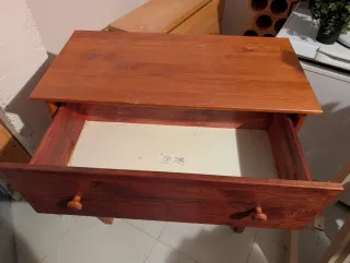 Cajonera de madera maciza. Pintada