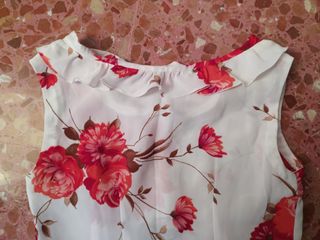 Vestido blanco estampado flores rojas