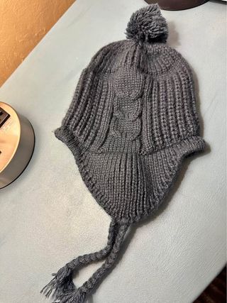 Gorro de invierno tejido con pompón