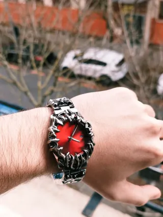 Reloj de pulsera plateado con esfera roja