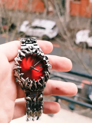 Reloj de pulsera plateado con esfera roja