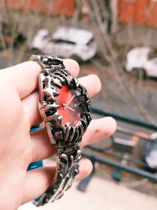 Reloj de pulsera plateado con esfera roja