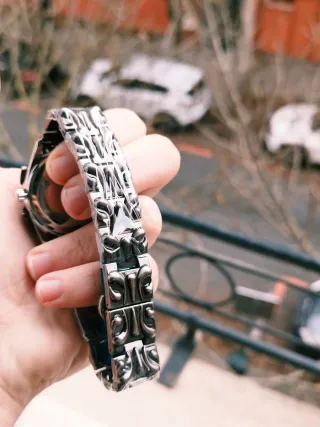 Reloj de pulsera plateado con esfera roja