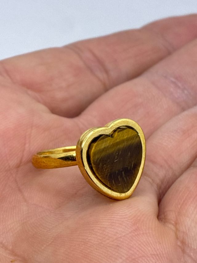 Anillo Corazón Ojo de Tigre Dorado acero