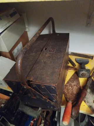 Caja de herramientas metálica