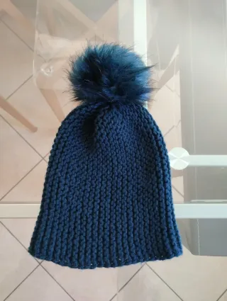 Berretto verde con pompon Spedizione veloce