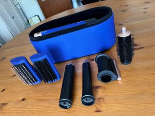 Dyson Airwrap con custodia. Blu e Nero