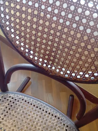 Mecedora de madera y ratán antigua