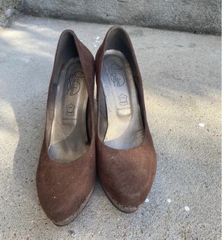 Saltos altos castanhos com sola vermelha