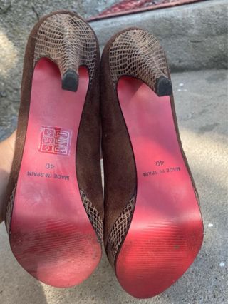 Saltos altos castanhos com sola vermelha