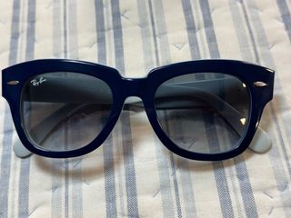 Gafas de sol Ray-Ban State Street azul y blanco.