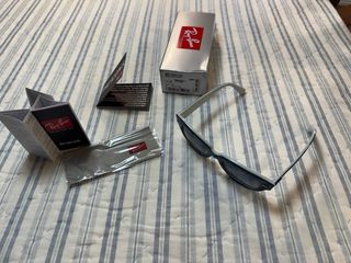 Gafas de sol Ray-Ban State Street azul y blanco.