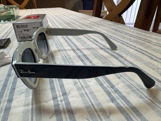 Gafas de sol Ray-Ban State Street azul y blanco.