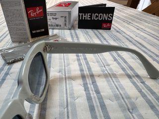 Gafas de sol Ray-Ban State Street azul y blanco.