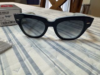 Gafas de sol Ray-Ban State Street azul y blanco.