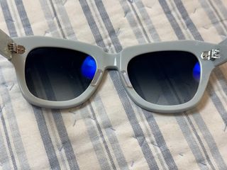 Gafas de sol Ray-Ban State Street azul y blanco.