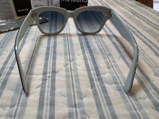 Gafas de sol Ray-Ban State Street azul y blanco.