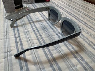 Gafas de sol Ray-Ban State Street azul y blanco.