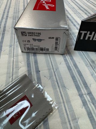 Gafas de sol Ray-Ban State Street azul y blanco.