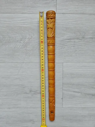 Flauto etnico in legno intagliato
