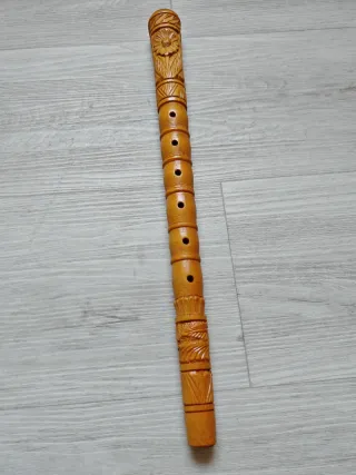 Flauto etnico in legno intagliato