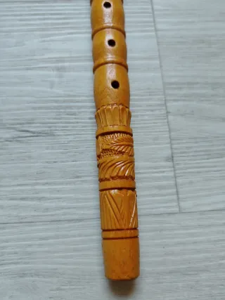 Flauto etnico in legno intagliato
